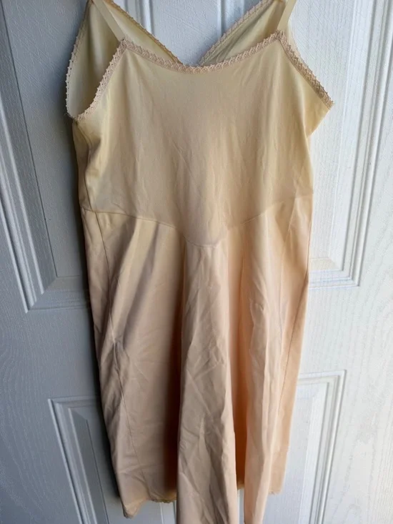 Vintage Vanity Fair Classic Women's Slip Dress in Pale Peach Made in U.S.A - Picture 5 of 5
